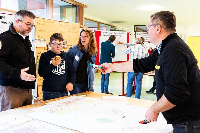 Bei der Brgerwerkstatt diskutierten e... Radwegkonzeption und Schulwegplanung.  | Foto: Gabriele Zahn