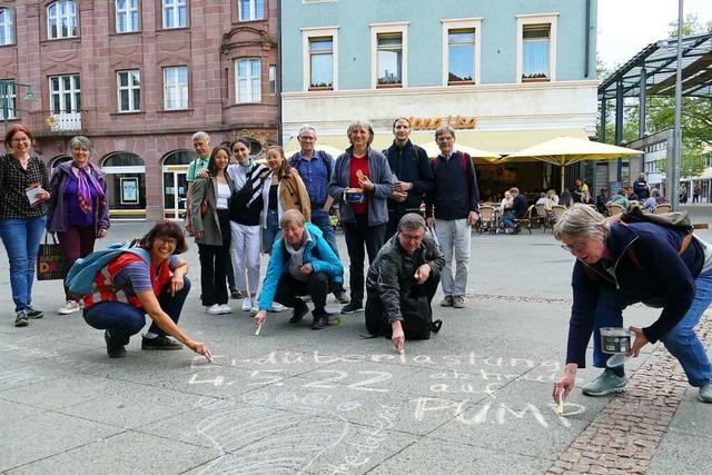 Ein Flashmob macht in Lrrach auf den Erdberlastungstag aufmerksam