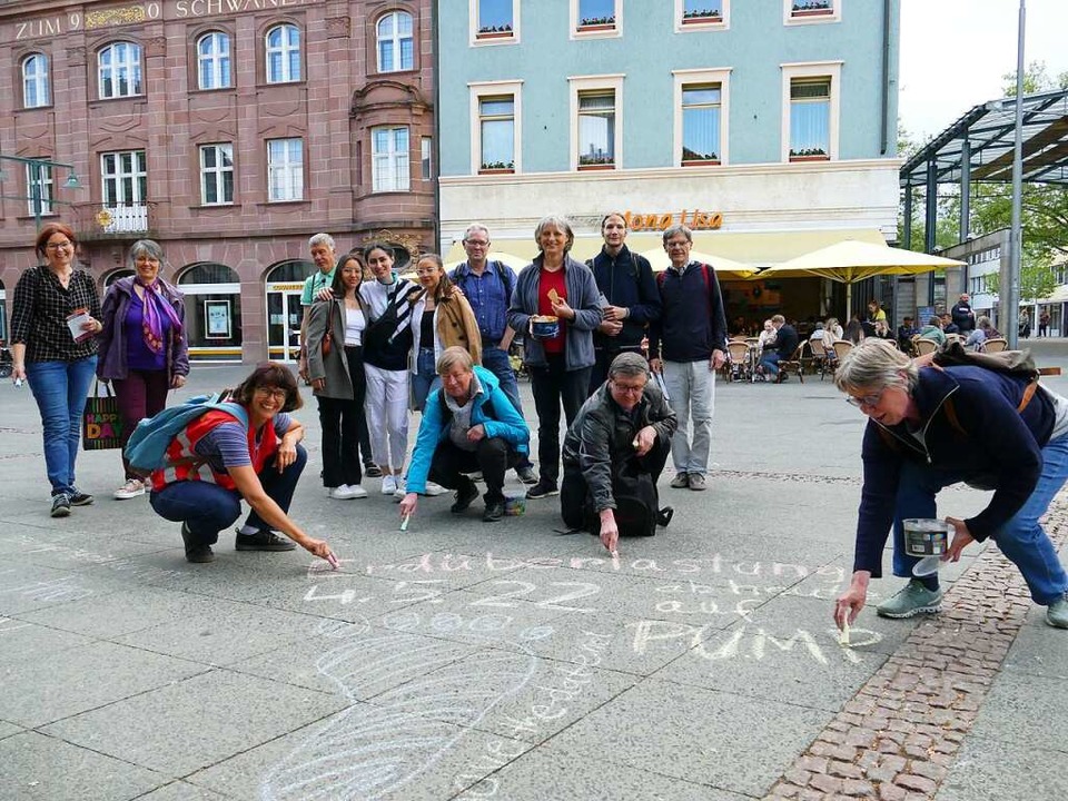 Auf den Erdüberlastungstag wiesen Akti...r auf dem Alten Marktplatz in Lörrach.  | Foto: Martina David-Wenk