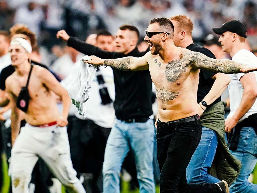 Die Fans von Eintracht Frankfurt feiern den Einzug ins Finale der Europe League.