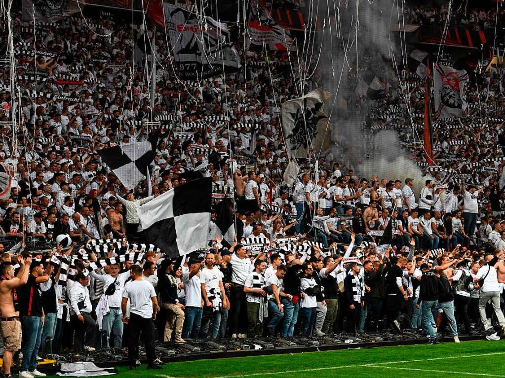 Die Fans von Eintracht Frankfurt feiern den Einzug ins Finale der Europe League.