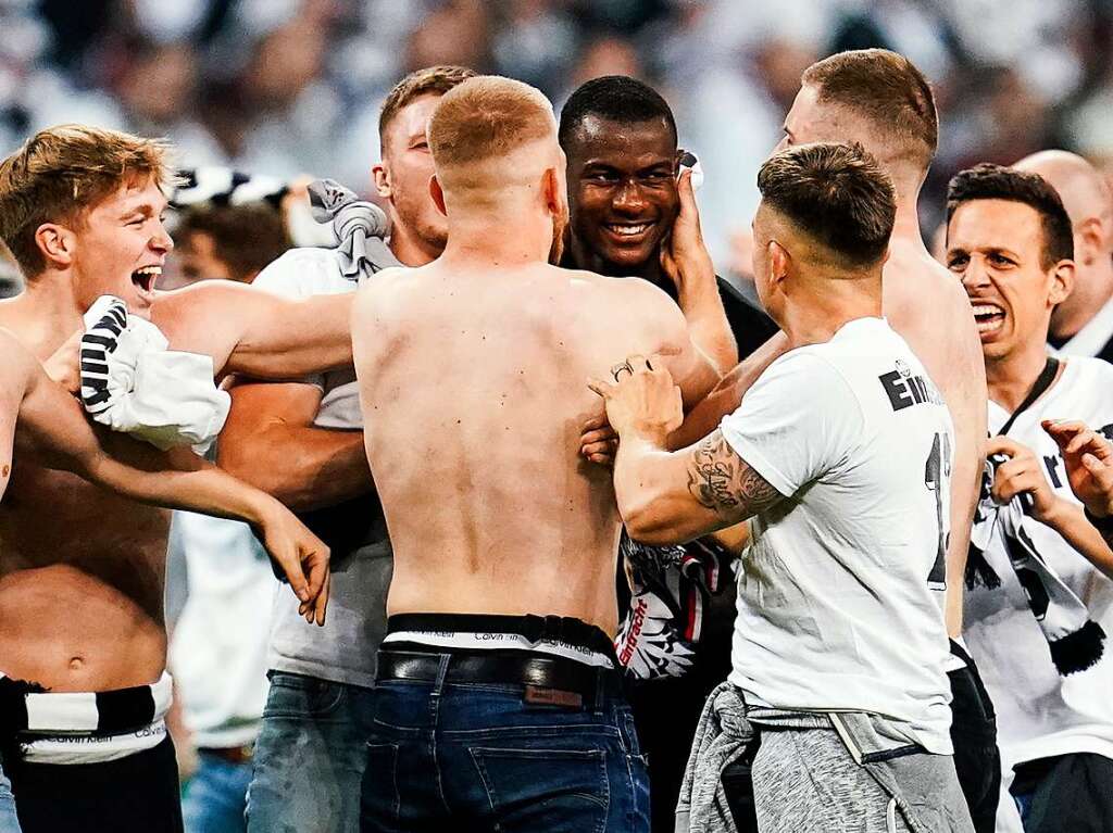 Die Fans von Eintracht Frankfurt feiern den Einzug ins Finale der Europe League.