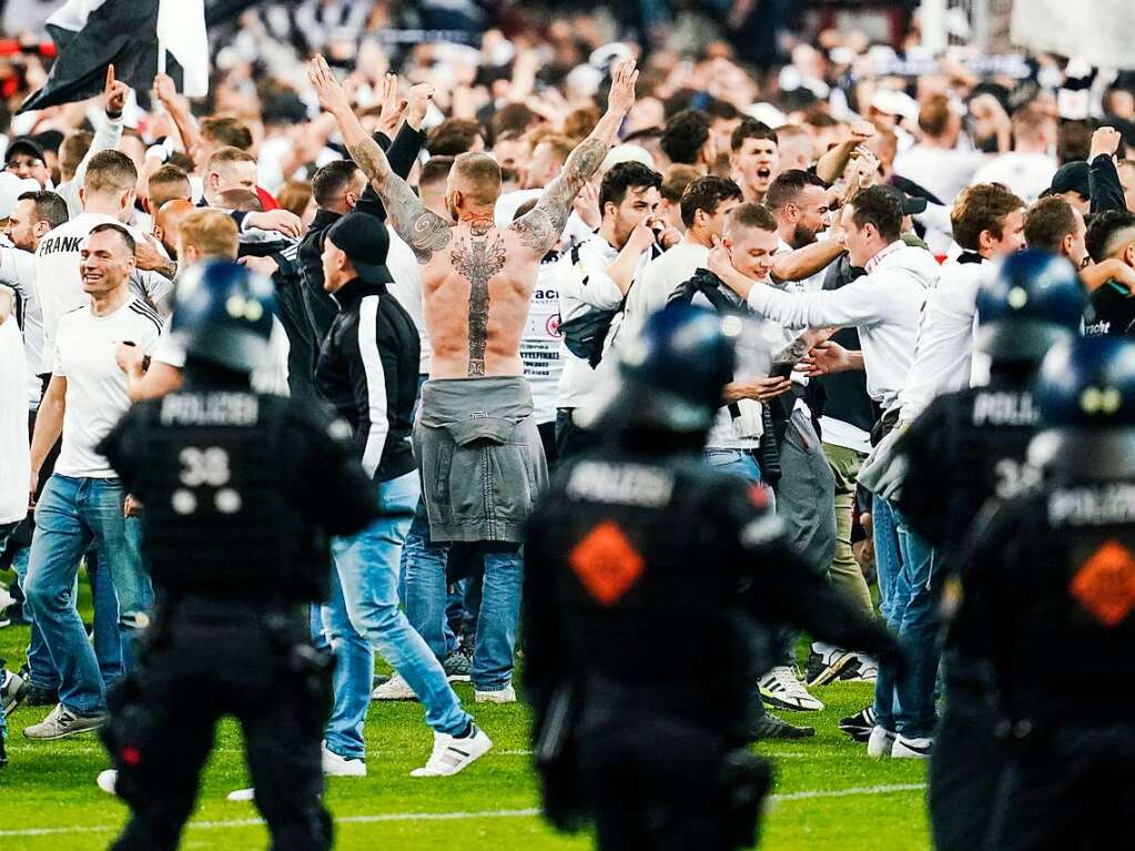 Die Fans von Eintracht Frankfurt feiern den Einzug ins Finale der Europe League.