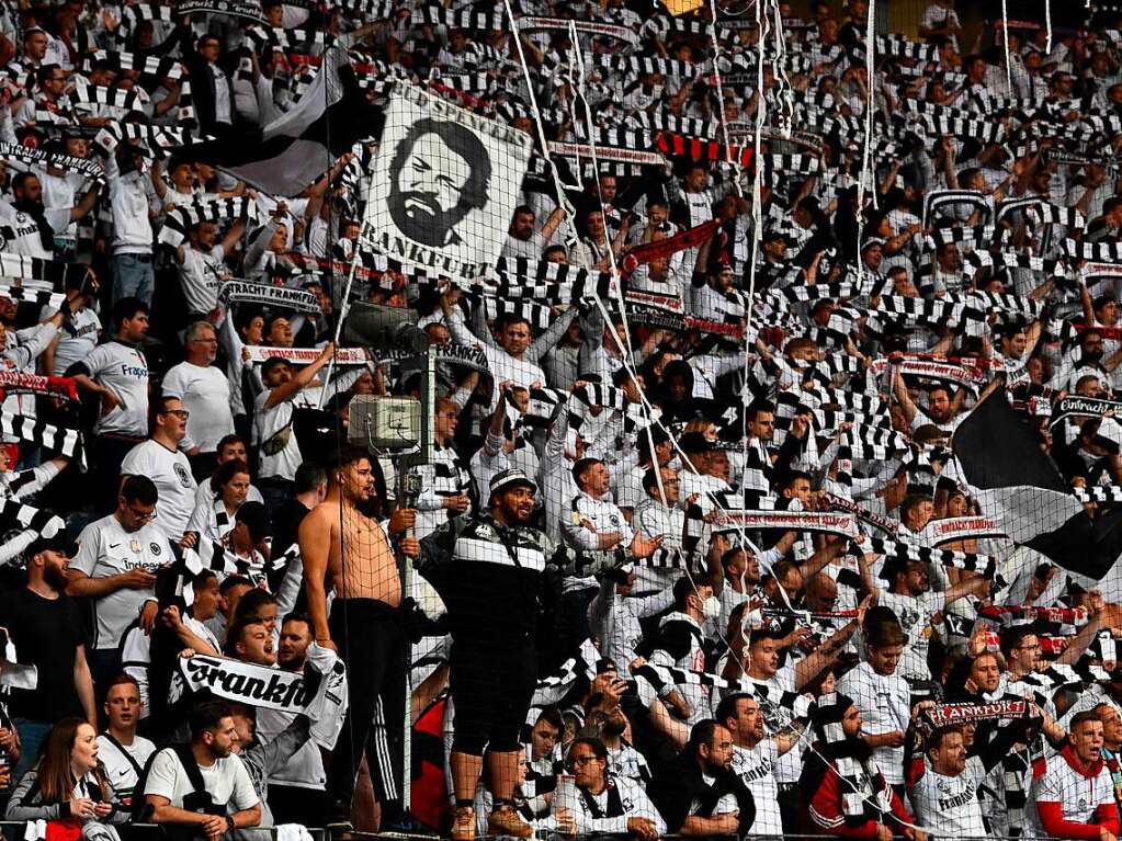 Die Fans von Eintracht Frankfurt feiern den Einzug ins Finale der Europe League.