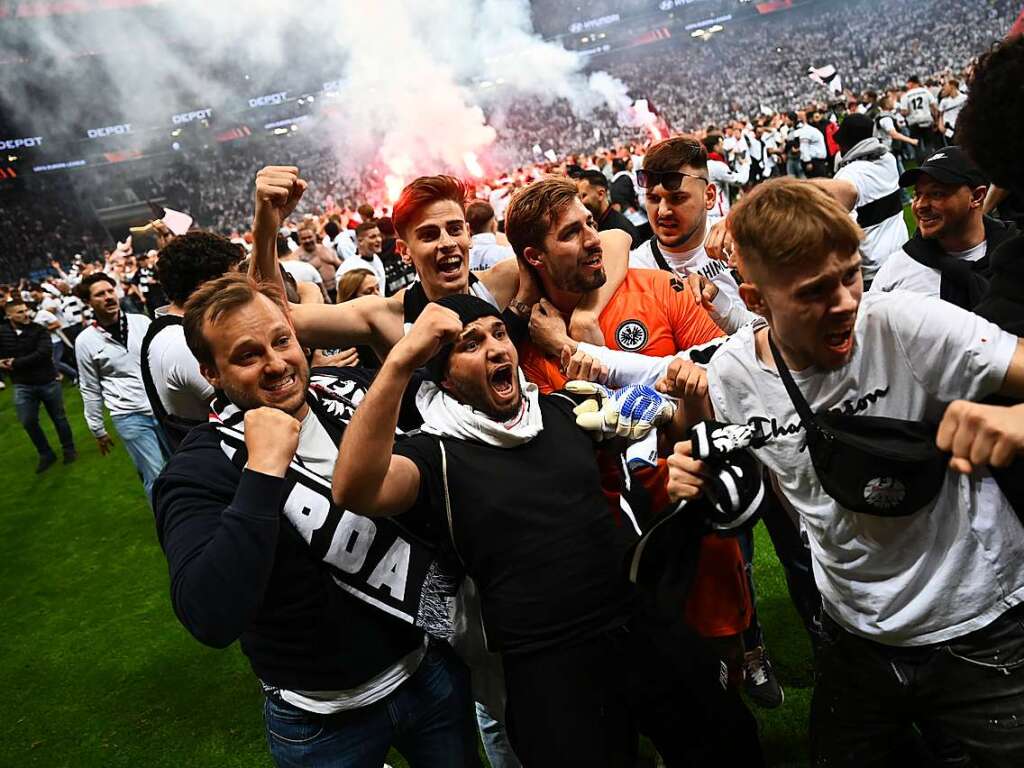 Die Fans von Eintracht Frankfurt feiern den Einzug ins Finale der Europe League.