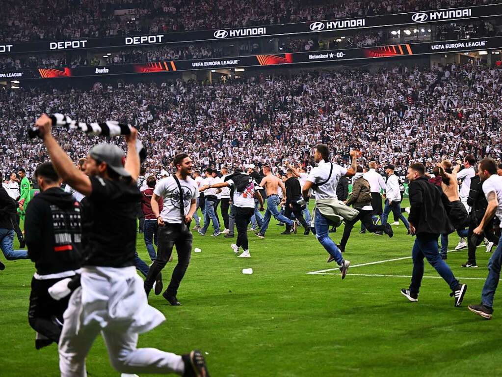 Die Fans von Eintracht Frankfurt feiern den Einzug ins Finale der Europe League.