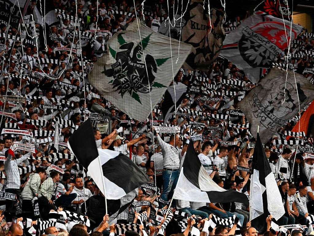 Die Fans von Eintracht Frankfurt feiern den Einzug ins Finale der Europe League.