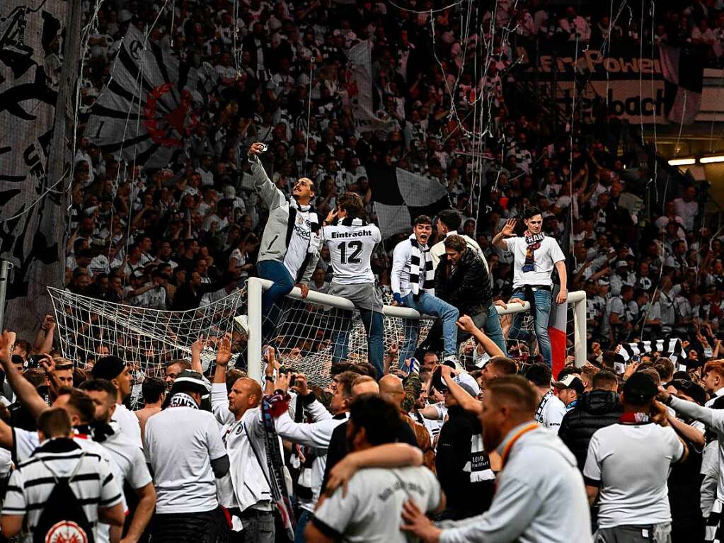 Die Fans von Eintracht Frankfurt feiern den Einzug ins Finale der Europe League.