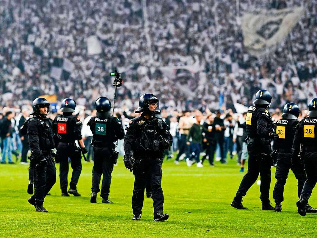 Die Fans von Eintracht Frankfurt feiern den Einzug ins Finale der Europe League.