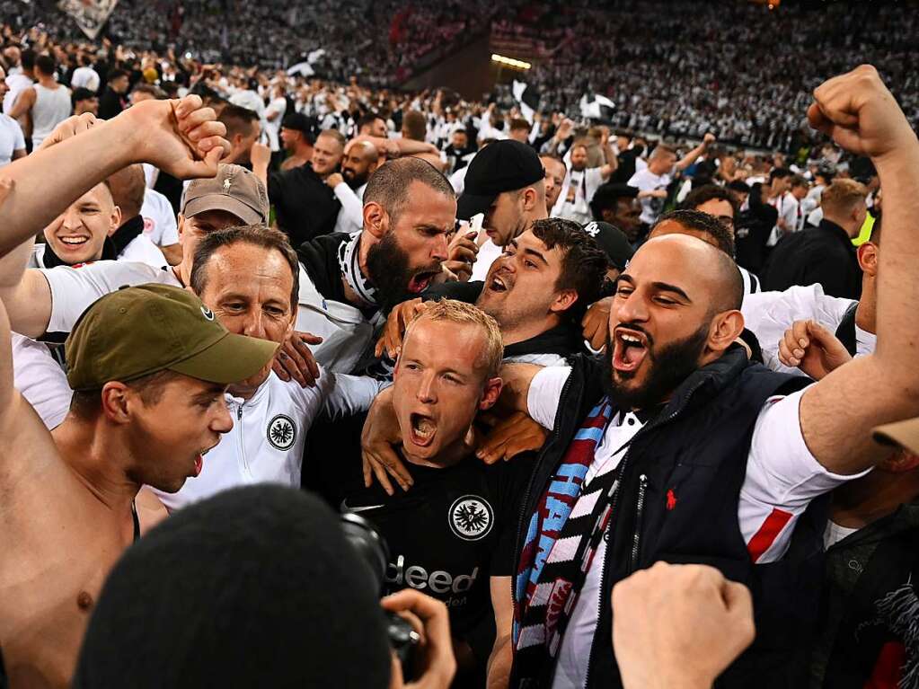 Die Fans von Eintracht Frankfurt feiern den Einzug ins Finale der Europe League.