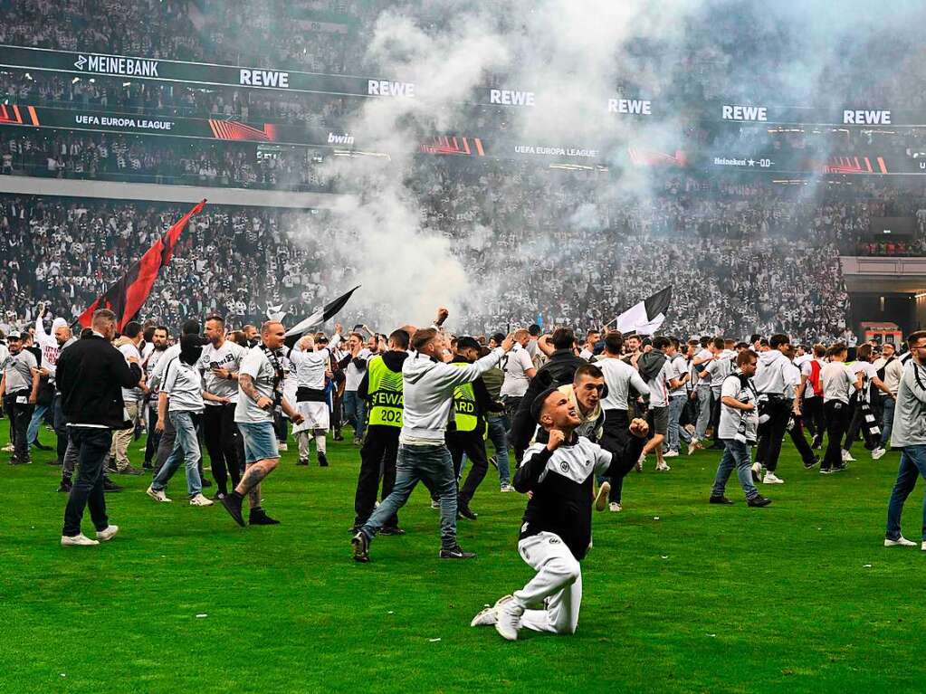 Die Fans von Eintracht Frankfurt feiern den Einzug ins Finale der Europe League.