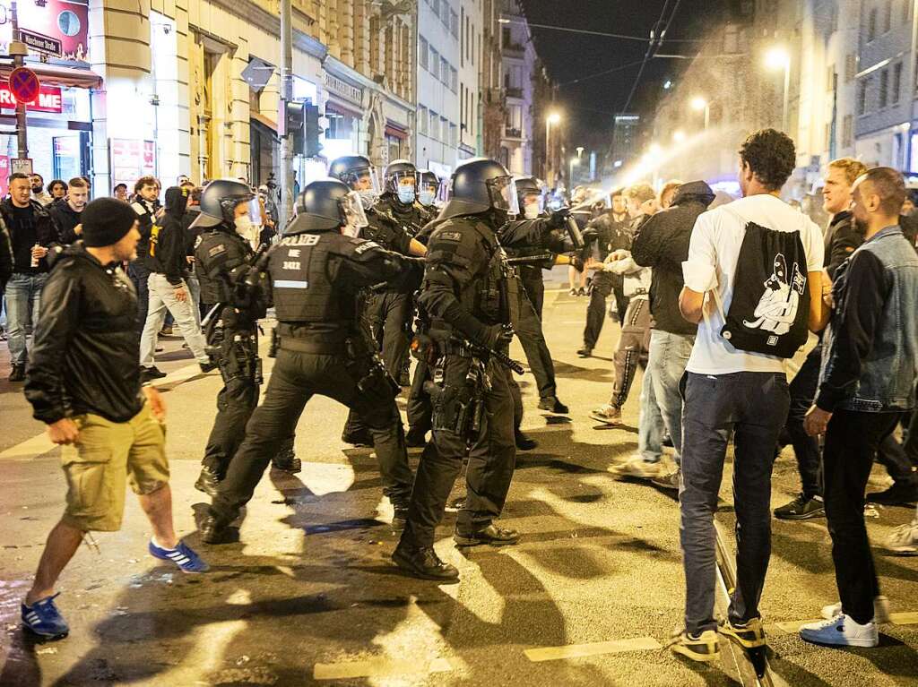 In der Frankfurter Innenstadt kam es nach dem Spiel vereinzelt zu Ausschreitungen von Eintracht-Fans. Im Groen und Ganzen war die Stimmung aber sehr friedlich und ausgelassen.