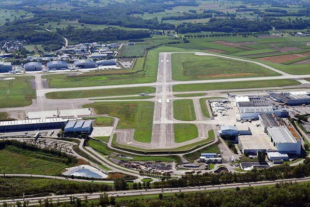 Bei starkem Wind mssen Flugzeuge gele...st-West-Piste des Euroairports landen.  | Foto: Erich Meyer