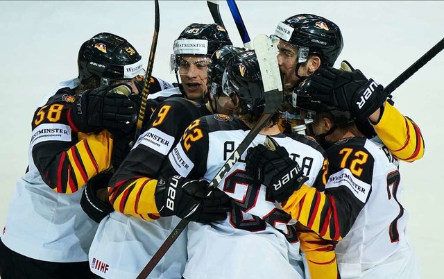 Spieler der deutschen Eishockey-Nation...d gewann damals 3:2 gegen die Schweiz.  | Foto: Roman Koksarov (dpa)