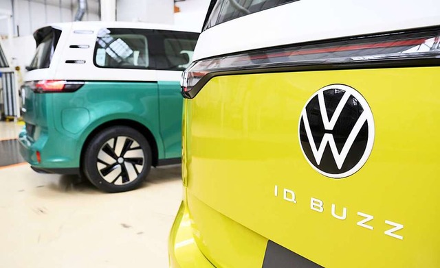 VW markiert seine elektrischen Modelle wie etwa den Kleinbus Buzz mit einem ID.  | Foto: Julian Stratenschulte (dpa)