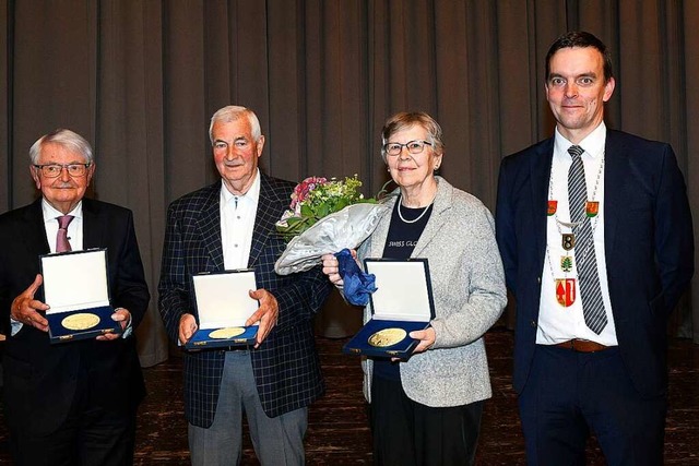 Josef Burg (von links), Josef Sailer u...Rechts steht Brgermeister Erik Weide.  | Foto: Bettina Schaller