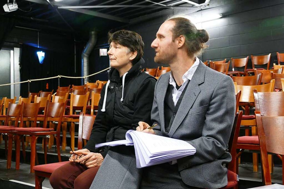 Regisseurin Ulrike Trescher und ihr Assistent Chris Müller (2020).  | Foto: Sylvia Sredniawa
