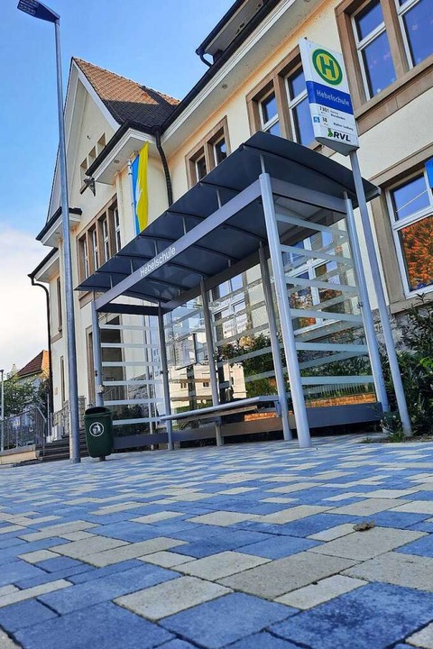 Die Bushaltestelle an der Kita Hebelschule ist nun barrierefrei.  | Foto: Erika Bader