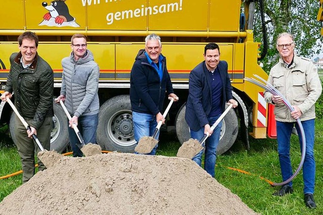 Spatenstich fr den Glasfaserausbau in...maier und Planer Ralf Goller (FO Plan)  | Foto: Frank Schoch