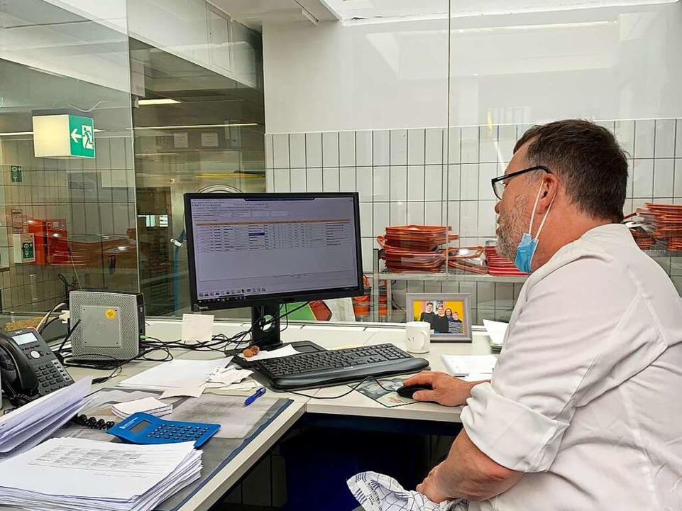 Von seinem Bro aus kann Thomas Krug-B... wie oft welches Essen verkauft wurde.  | Foto: Carolin Johannsen