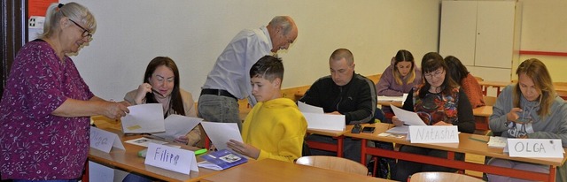 Markus Jehle und Veronika Dubi-Kehle u...d Ukrainer bei Lesen in Zweiergruppen.  | Foto: Christiane Sahli