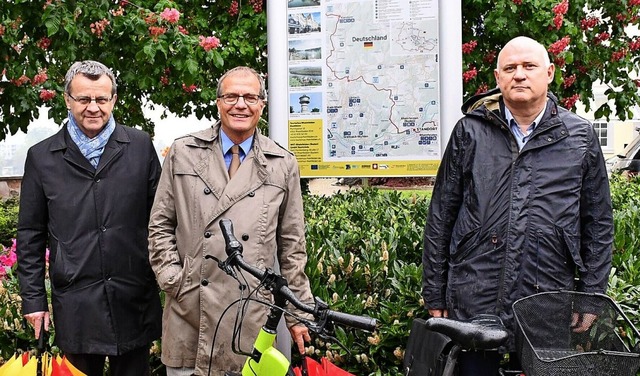 Vor dem neuen Schild an der alten Rhei...Klaus Eberhardt und Frdric Duvinage   | Foto: Heinz und Monika Vollmar