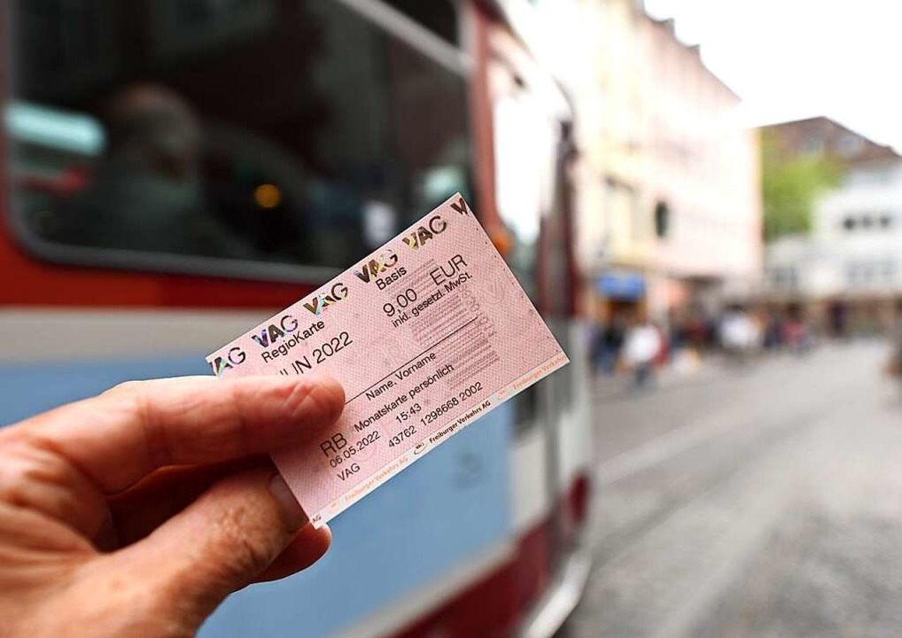 So sieht es aus, das 9-Euro-Ticket der VAG für bundesweit  freie Fahrt.  | Foto: Rita Eggstein