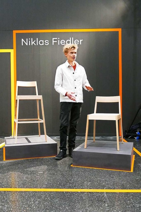 Niklas Fiedler mit seinen Stühlen im Bereich &#8222;Student:innen&#8220;  | Foto: Hannah Steiert