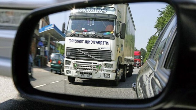 Lastwagen im Rckspiegel (Symbolbild)  | Foto: dpa