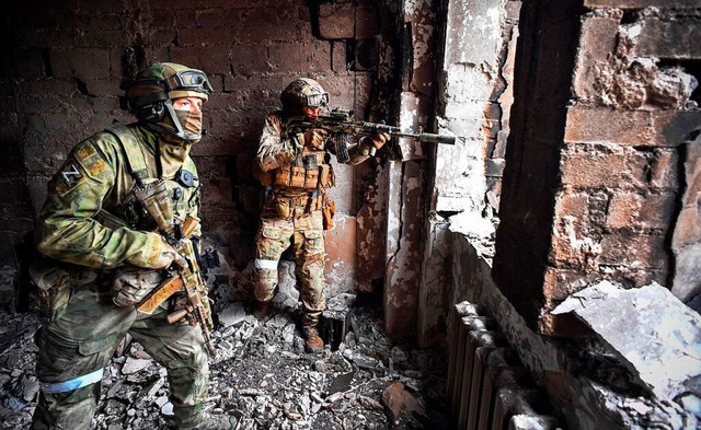 Das erste Tten fllt Soldaten meist s...en im zerstrten Theater von Mariupol.  | Foto: ALEXANDER NEMENOV (AFP)