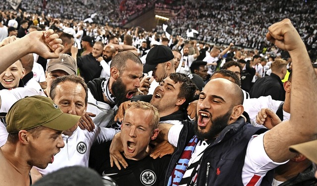 Eintracht-Kapitn Sebastian Rode (Mitt...en Fans auf dem Rasen den Finaleinzug.  | Foto: Arne Dedert (dpa)