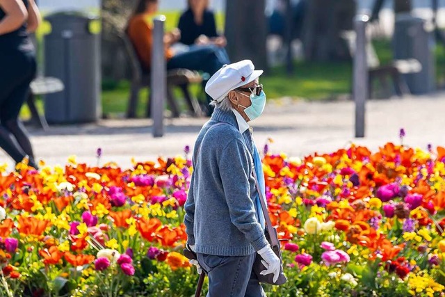 Maske tragen ist nicht mehr ntig im F...nnen den Sommerfreuden entgegen sehen.  | Foto: Arnulf Hettrich via www.imago-images.de