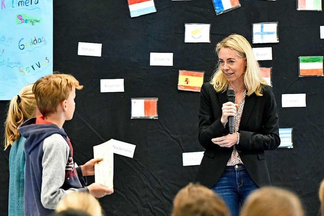 Claudia Raffelhschen stand Grundschlern Rede und Antwort.  | Foto: Michael Bamberger