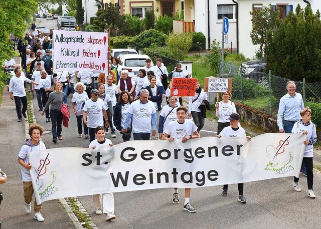 Am Freitagabend zog ein Protestzug der Vereinsgemeinschaft durch St. Georgen.  | Foto: Rita Eggstein