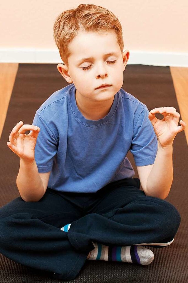 Meditation (oben) und Yoga (unten) gehren eng zusammen.  | Foto: Kpenicker  (stock.adobe.com)