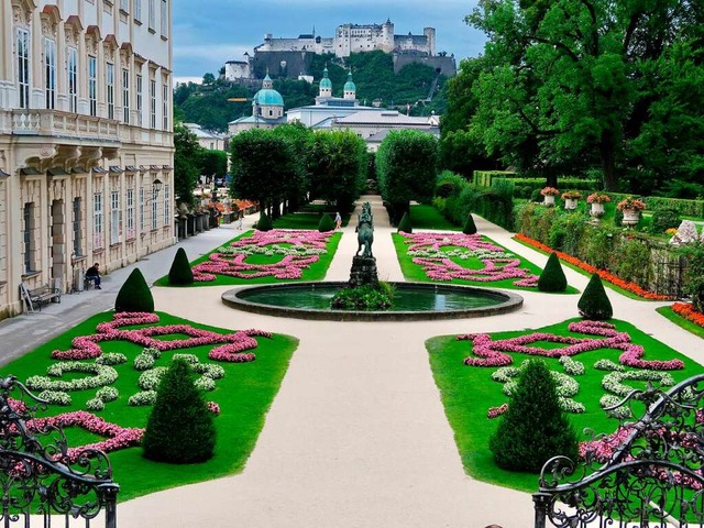 Vom Mirabellgarten aus reicht der Blic...arterre bis zur Festung Hohensalzburg.  | Foto: Daniela David (dpa)