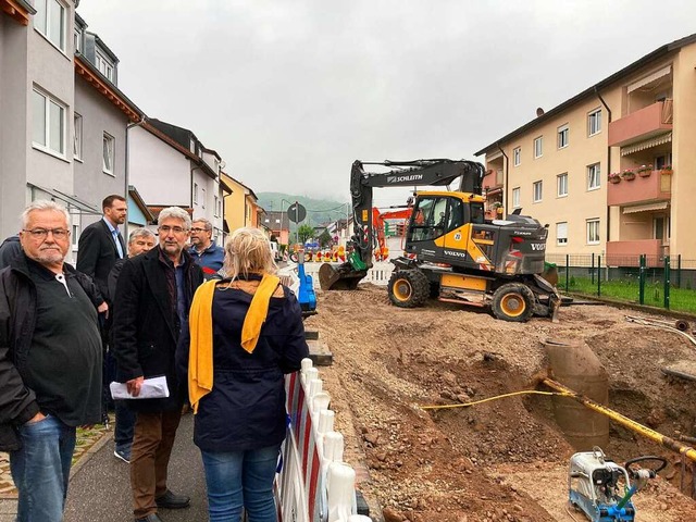 Brgermeister Thater und die Mitgliede...sschusses begutachten die Bauarbeiten.  | Foto: Annemarie Rsch