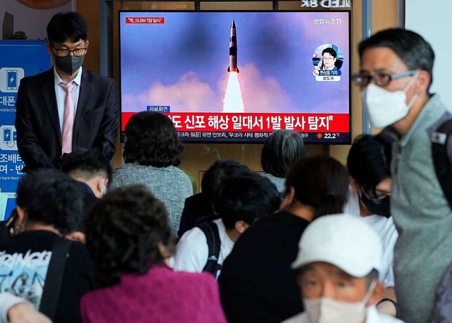 Nordkorea hat nach Angaben des sdkore...iziertes Geschoss ins Meer abgefeuert.  | Foto: Ahn Young-Joon (dpa)