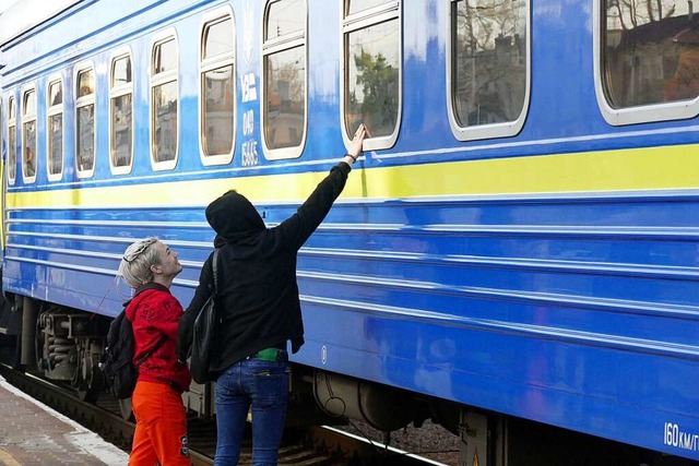 Abschied am Gleis: Ein Zug bringt ukra... Polen, von wo aus viele weiterreisen.  | Foto: - (dpa)