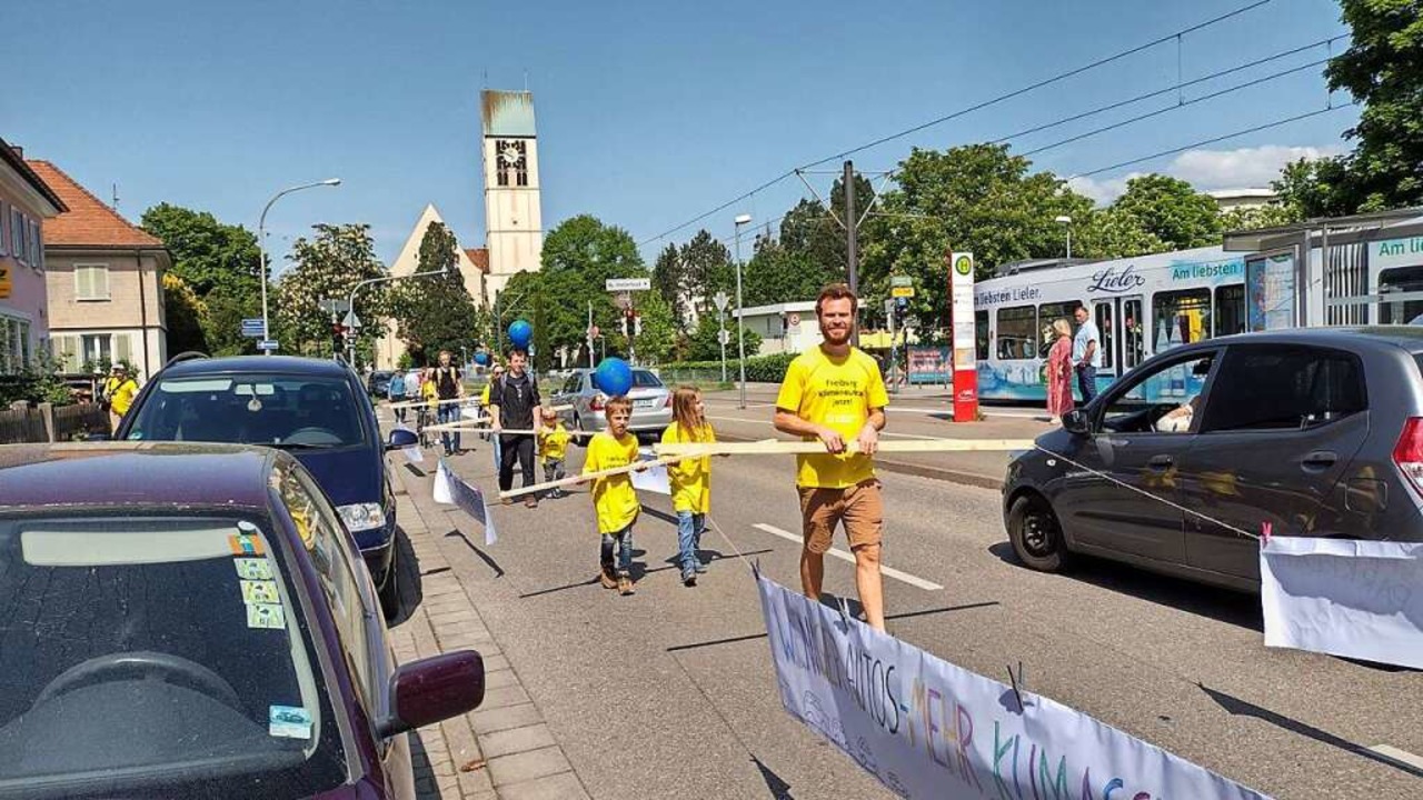 Mit einer &#8222;Gehzeug&#8220;-Konstr...atzbedarf von Autos aufmerksam machen.  | Foto: Thomas Jger