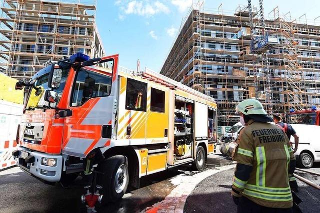 Feuer verursacht hohen Sachschaden auf einer Baustelle in Freiburg