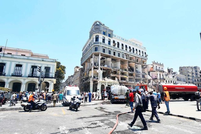 Rettungskrfte und Feuerwehrleute arbe...ratoga in Havanna, Kuba, ereignet hat.  | Foto: Joaquin Hernandez (dpa)