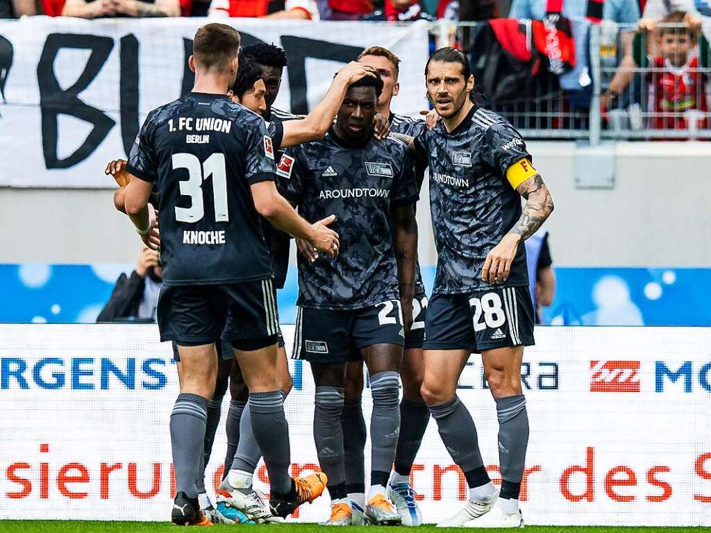 Union Berlins Sheraldo Becker (M) jubelt nach seinem Tor zum 0:3 mit Union Berlins Christopher Trimmel (r) und der Mannschaft.