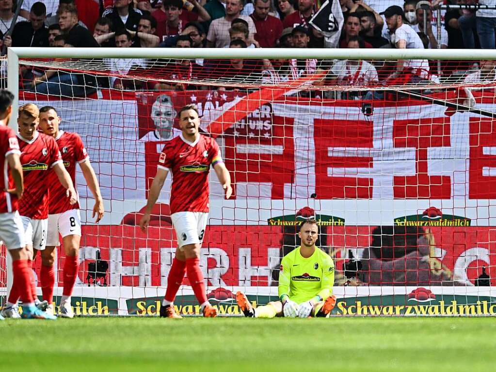 Mark Flekken, Freiburgs Torhter, sitzt nach dem 0:2 auf dem Rasen. Das Tor von Union Berlin kam fast aus dem Nichts.