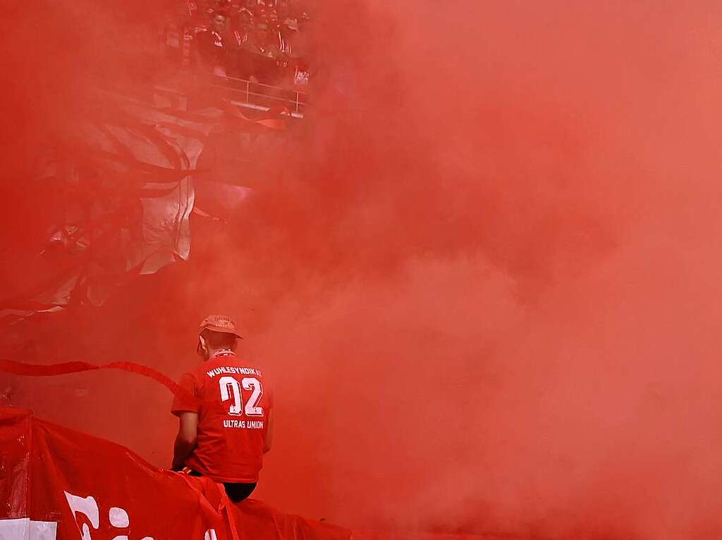 Fans sorgen im Europa-Park-Stadion fr einen roten Farbrausch.