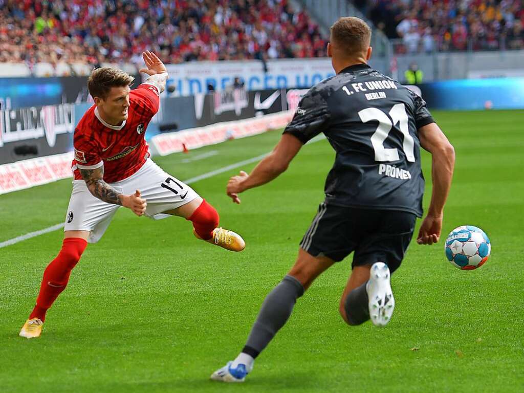 Lukas Kbler vom SC Freiburg muss sich gegen Grischa Prmel von Union Berlin durchsetzen.