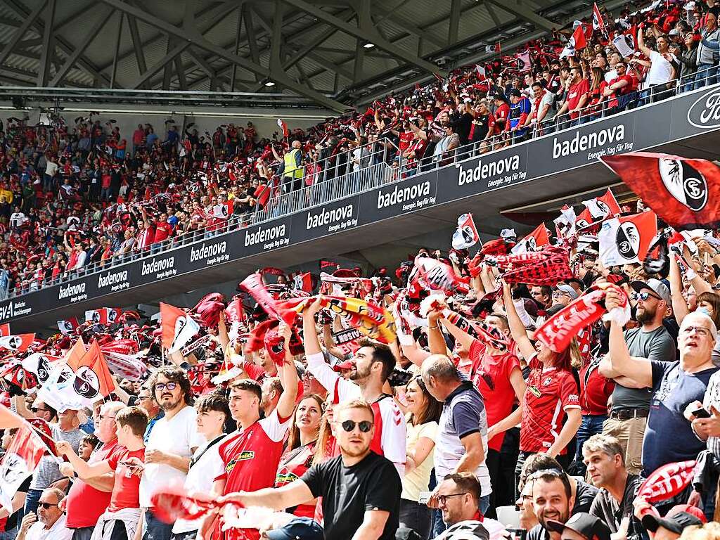 Das Europa-Park-Stadion ist ausverkauft. Rund 34.700 Zuschauer und Zuschauerinnen verfolgen das Spiel zwischen SC Freiburg und Union Berlin.