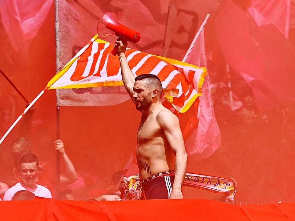 Manche Fans von Union Berlin zeigen im Europa-Park-Stadion in Freiburg vollen Krpereinsatz, um ihre Mannschaft anzufeuern.