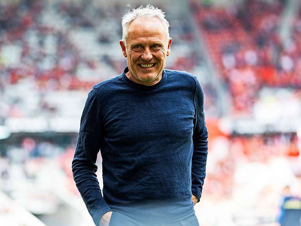 Vor Beginn des Spiels kann SC-Trainer Christian Streich noch lachen.