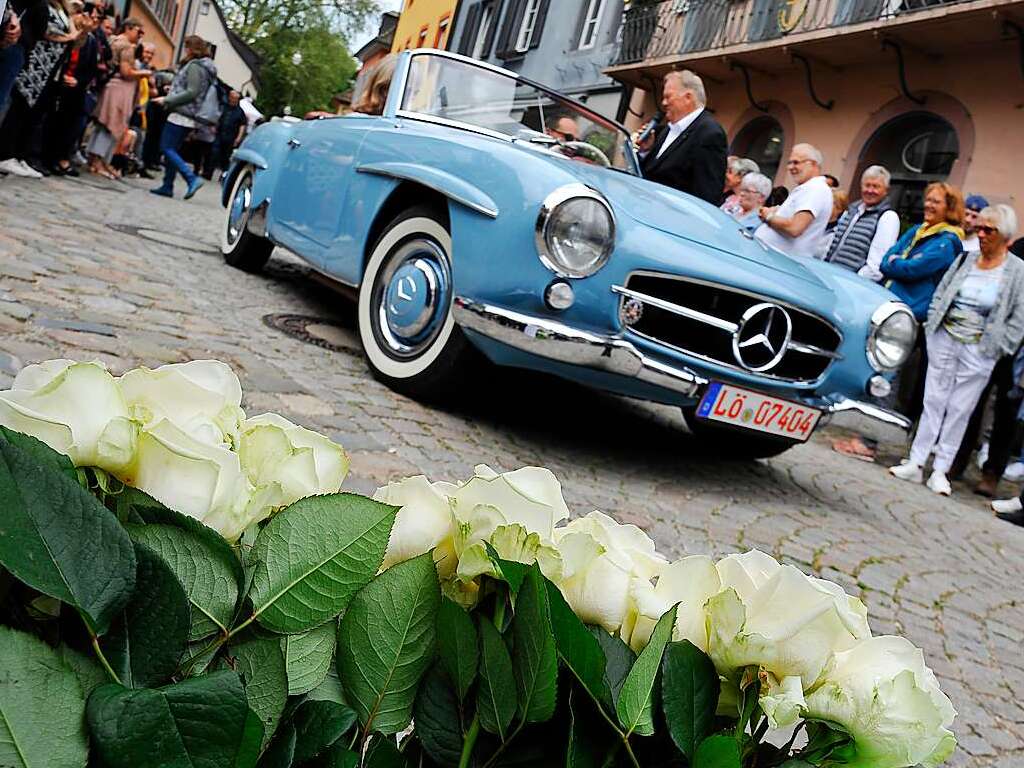 Das Wetter spielte prchtig mit und lockte zusammen mit 116 exquisiten Oldtimern Tausende zum verkaufsoffenen Sonntag in die Staufener Altstadt – zum Shoppen, genieen und bestaunen unterschiedlichster Gefhrte der Automobilhistorie.